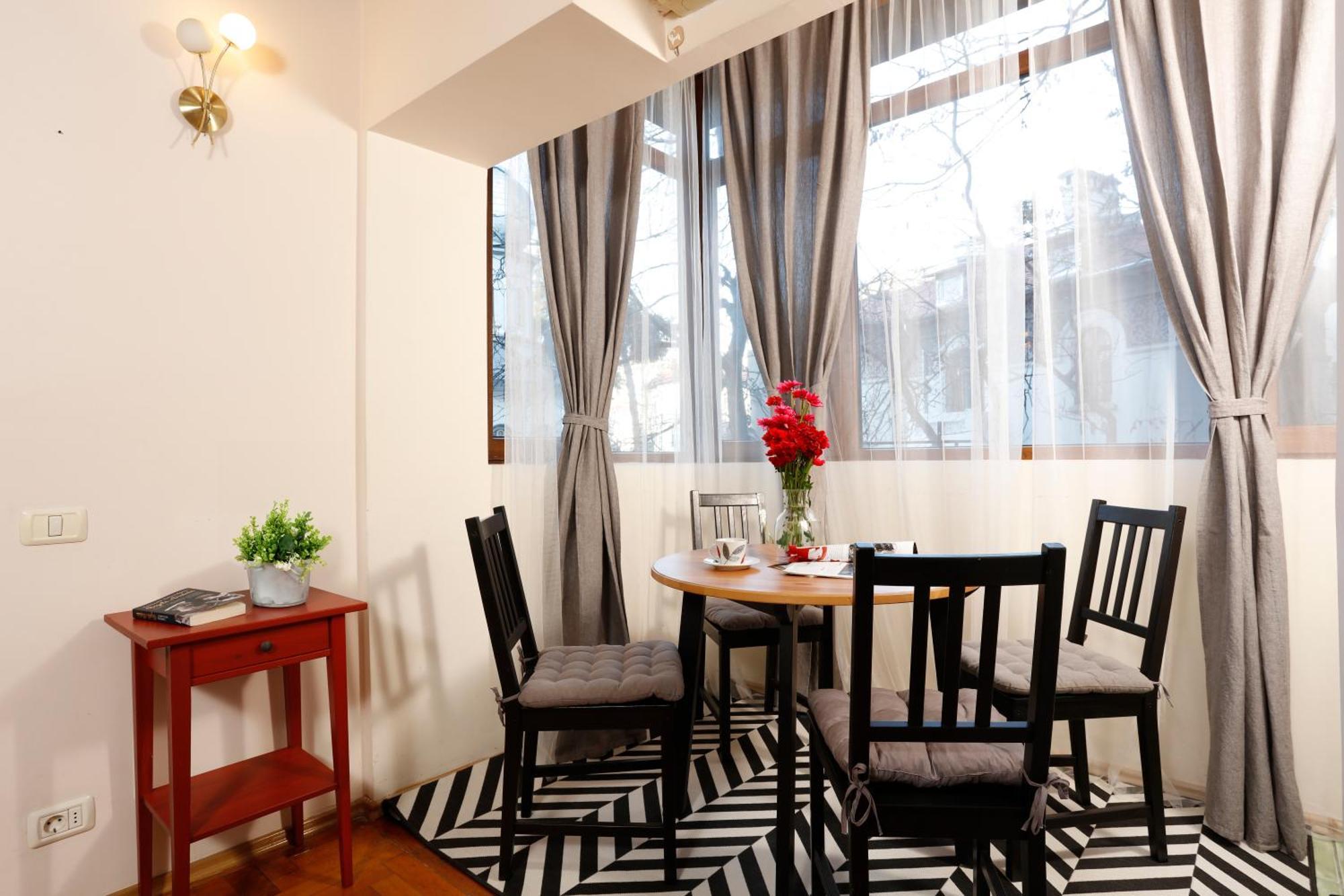 Peaceful Getaway - Generous 3-Bedroom Sanctuary - Close To Historic Old Town Bukurešť Exteriér fotografie