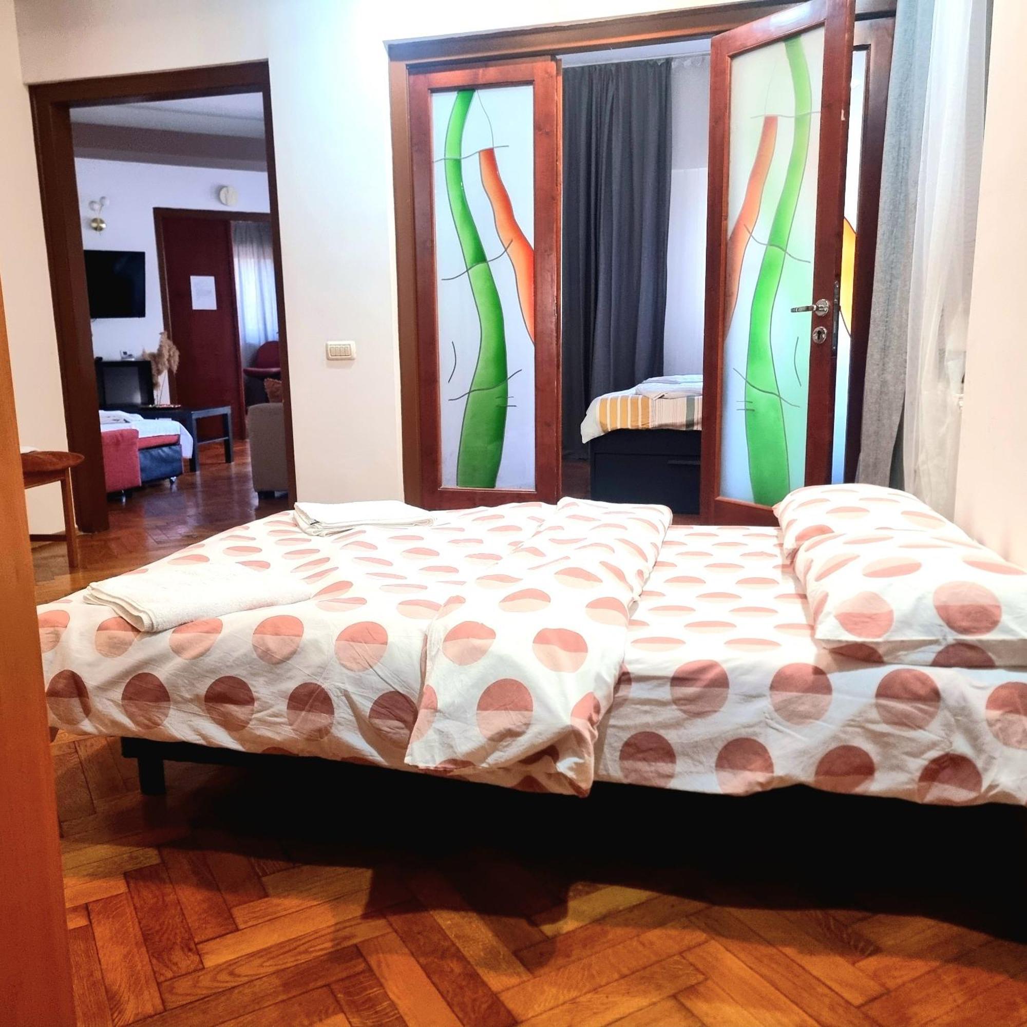 Peaceful Getaway - Generous 3-Bedroom Sanctuary - Close To Historic Old Town Bukurešť Exteriér fotografie