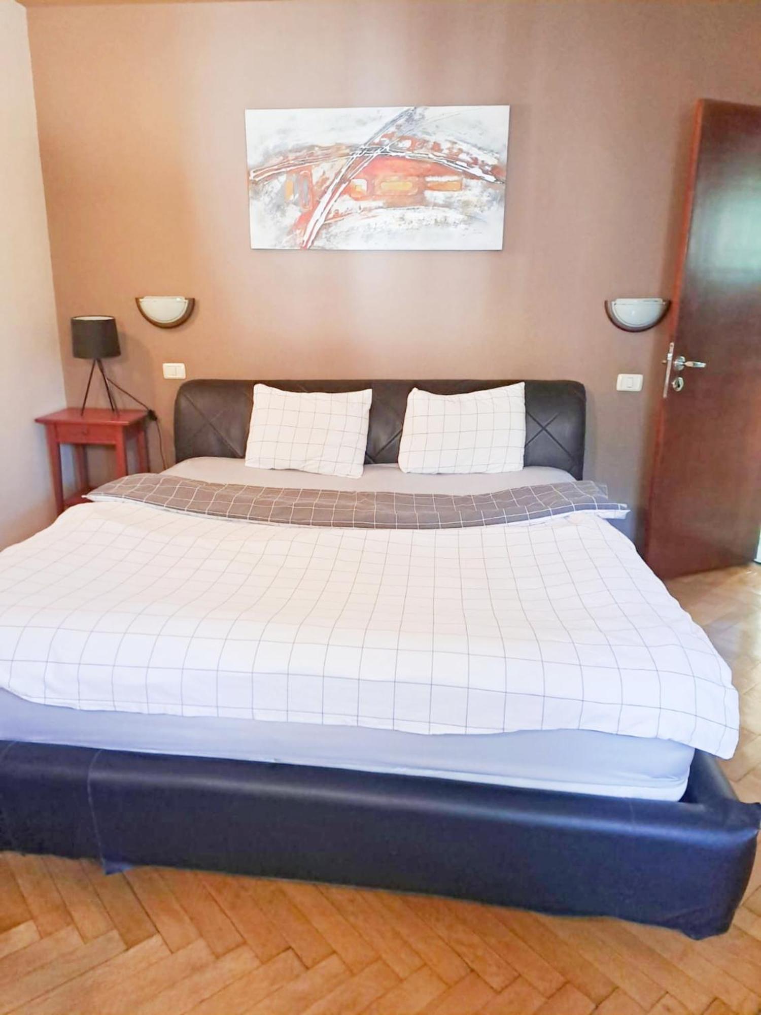 Peaceful Getaway - Generous 3-Bedroom Sanctuary - Close To Historic Old Town Bukurešť Exteriér fotografie